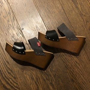 Levi’s platform wedges size 6.5